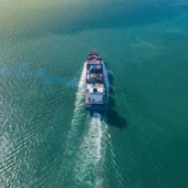 Containerschiff mit Seefracht – für weltweite Logistik