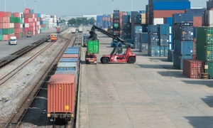 Intermodaler Verkehr mit Bahn und LKW