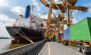 intermodaler Verkehr mit Schiff und LKW